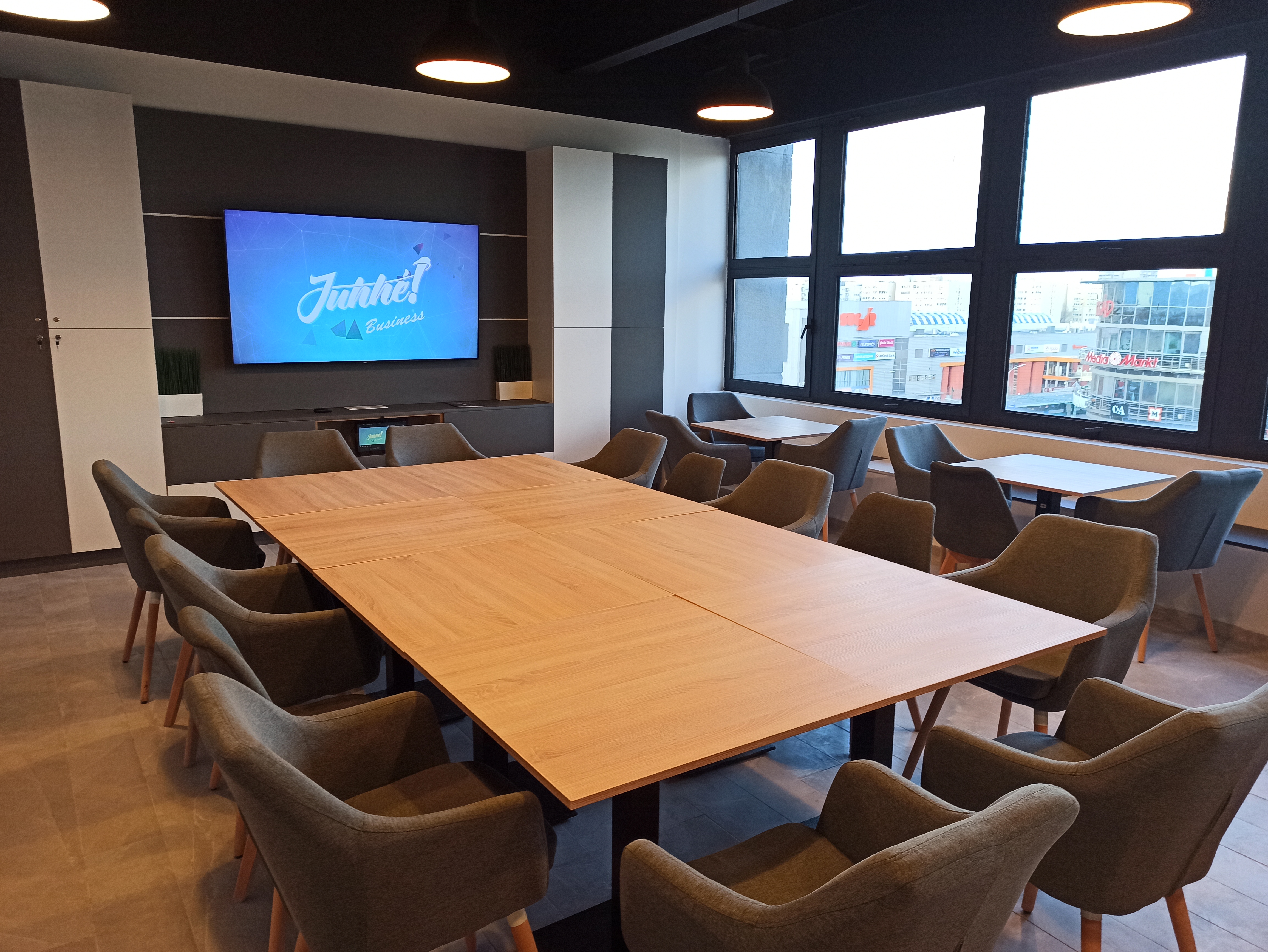 Business Klubhelyiség az Örs vezér térnél, metró mellett